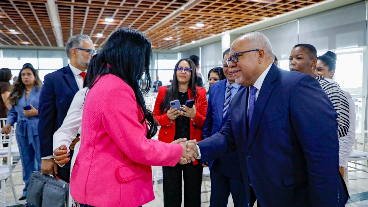 DIRECTOR SALUDA A PROCURADORA